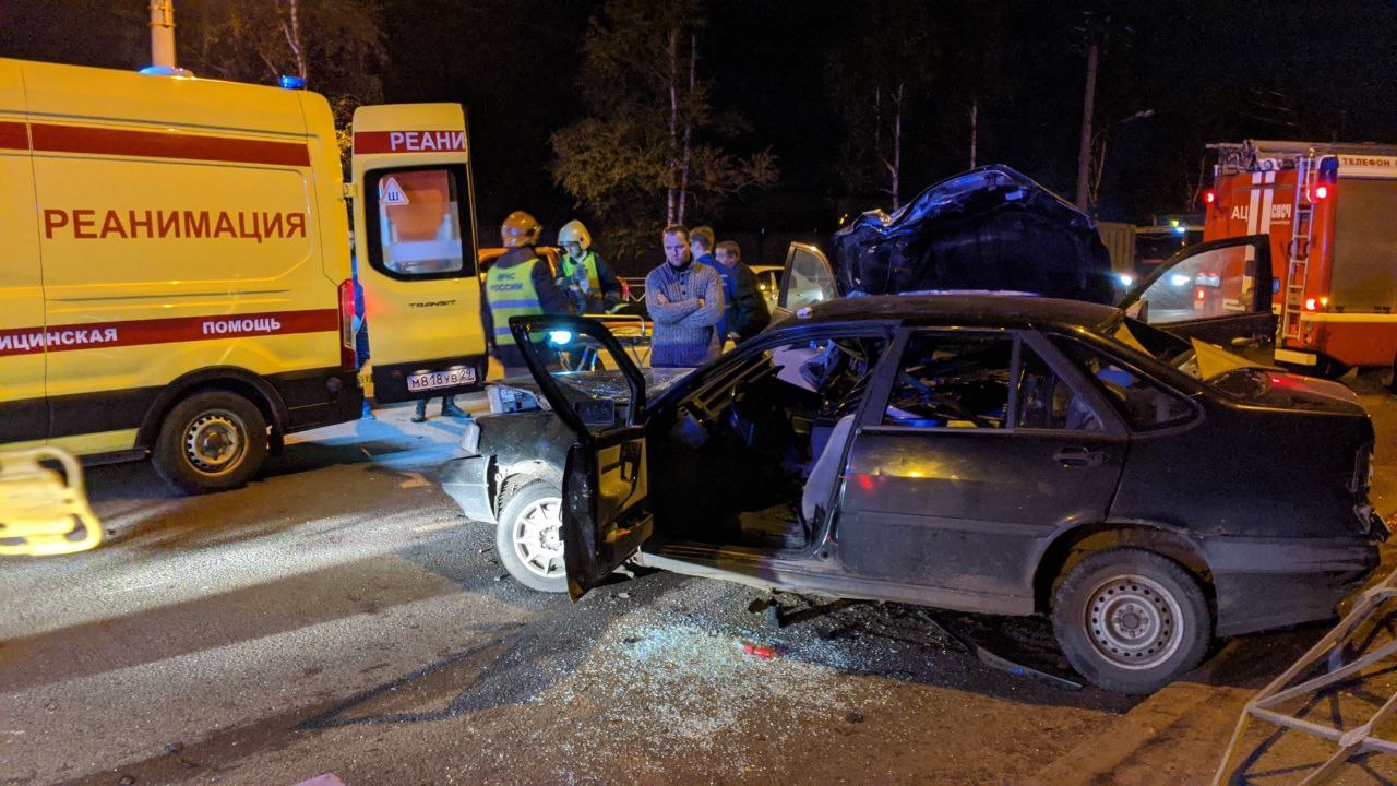 Одного из пострадавших достали из автомобиля сотрудники скорой, сообщил читатель 29.RU Одного из пострадавших достали из автомобиля сотрудники скорой, сообщил читатель 29.RU