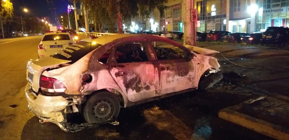 В ГИБДД рассказали, в каком состоянии был водитель загоревшегося такси в Новосибирске