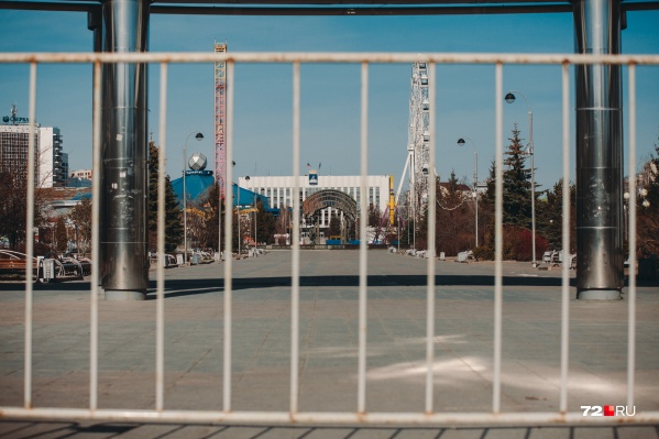 Ранее в Тюмени закрыли все парки и скверы. Теперь нельзя выходить на улицу Ранее в Тюмени закрыли все парки и скверы. Теперь нельзя выходить на улицу