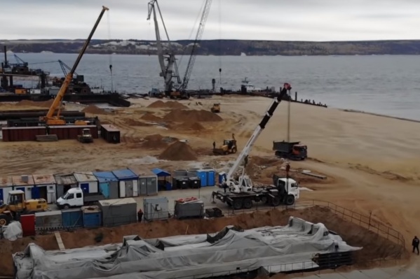 Рабочие отошли от берега в воду Рабочие отошли от берега в воду