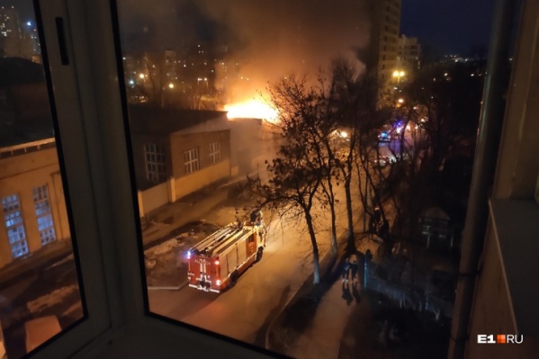 Пожар произошел на Омской около строящегося ЖК «Основа» Пожар произошел на Омской около строящегося ЖК «Основа»