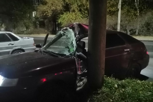 Удар пришелся в левую сторону авто Удар пришелся в левую сторону авто