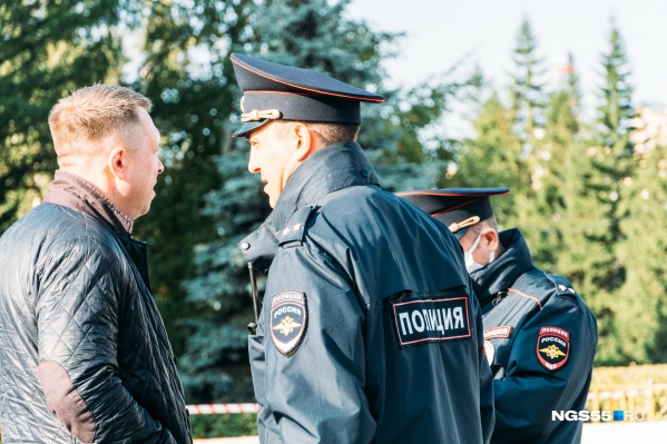 Полицейские звонили мужчине и требовали вернуть ребёнка, но тот всё равно отнёс его пожарным Полицейские звонили мужчине и требовали вернуть ребёнка, но тот всё равно отнёс его пожарным