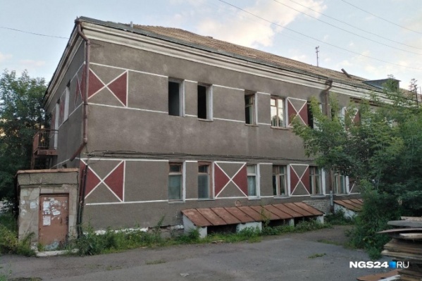 Это то самое общежитие на Новосибирской, 58, где протекает крыша Это то самое общежитие на Новосибирской, 58, где протекает крыша 