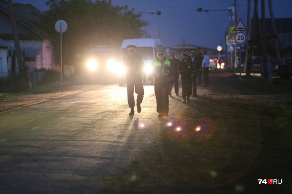 Волонтеры весь вечер прочесывали дворы и скверы около школы и дома мальчика Волонтеры весь вечер прочесывали дворы и скверы около школы и дома мальчика