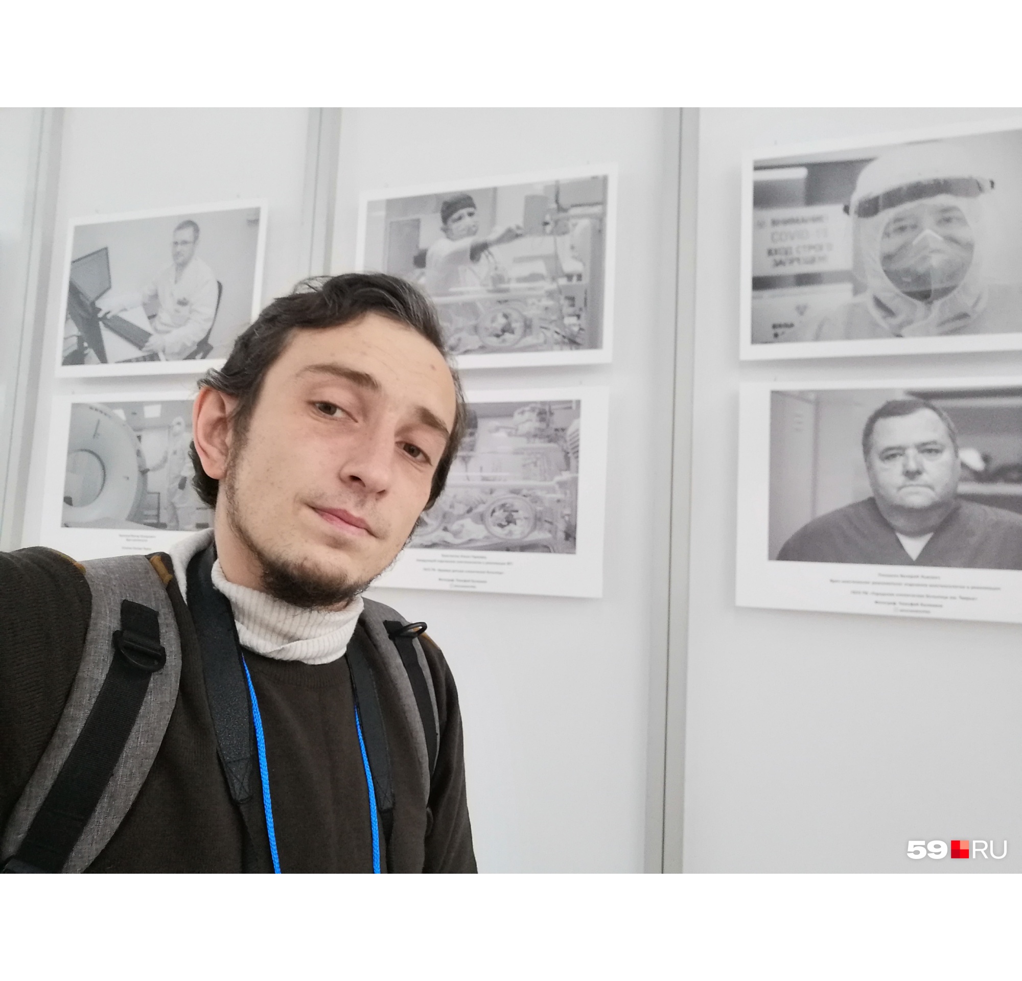 Наш фотограф Тимофей Калмаков на фоне выставочных работ Наш фотограф Тимофей Калмаков на фоне выставочных работ