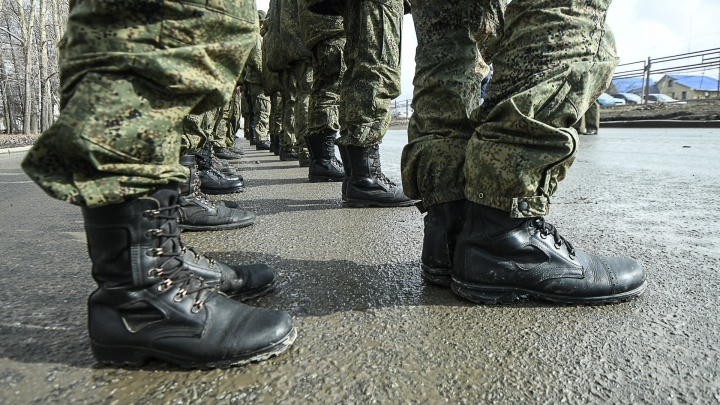 Из Тюмени в Екатеринбург привезли 40 военных, которые контактировали с зараженными коронавирусом