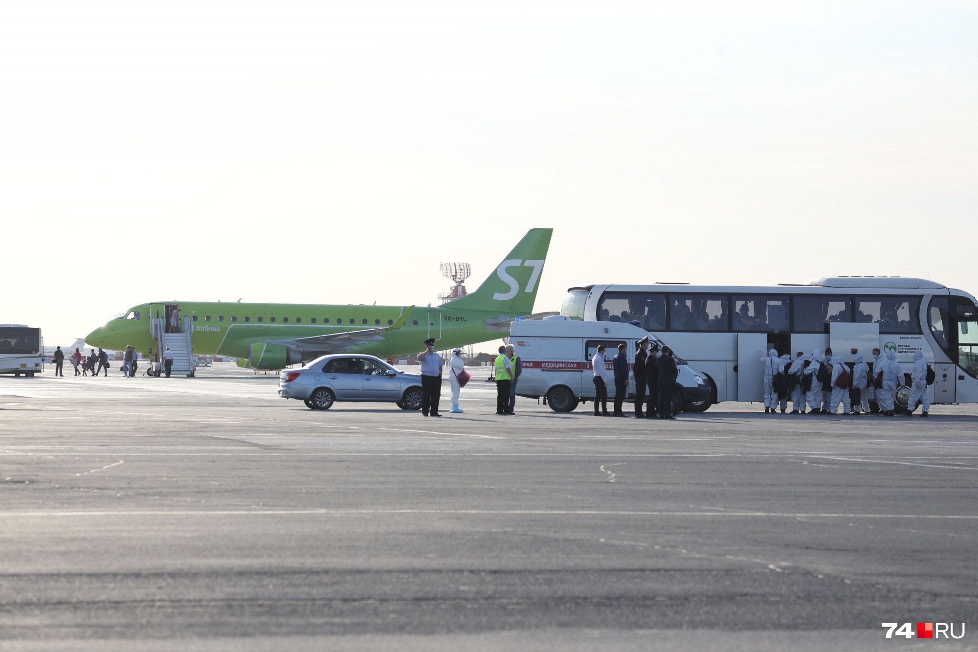 Из зелёного самолета — домой на такси, из Якутии — на автобусах в обсервацию