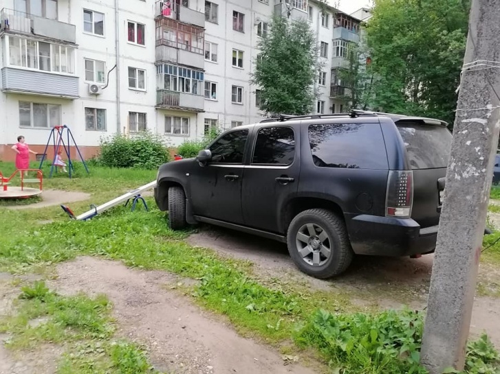 Газона здесь нет только из-за таких водителей Газона здесь нет только из-за таких водителей 