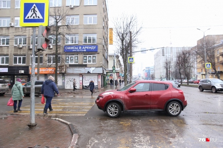 Этот стиль парковки распространяется по Ярославлю 