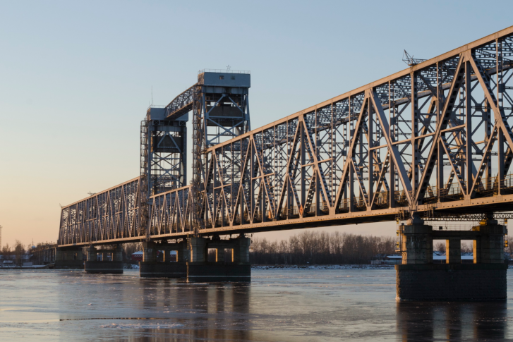 На мосту продолжается капитальный ремонт, который должен продлиться до конца лета 2020 года 
