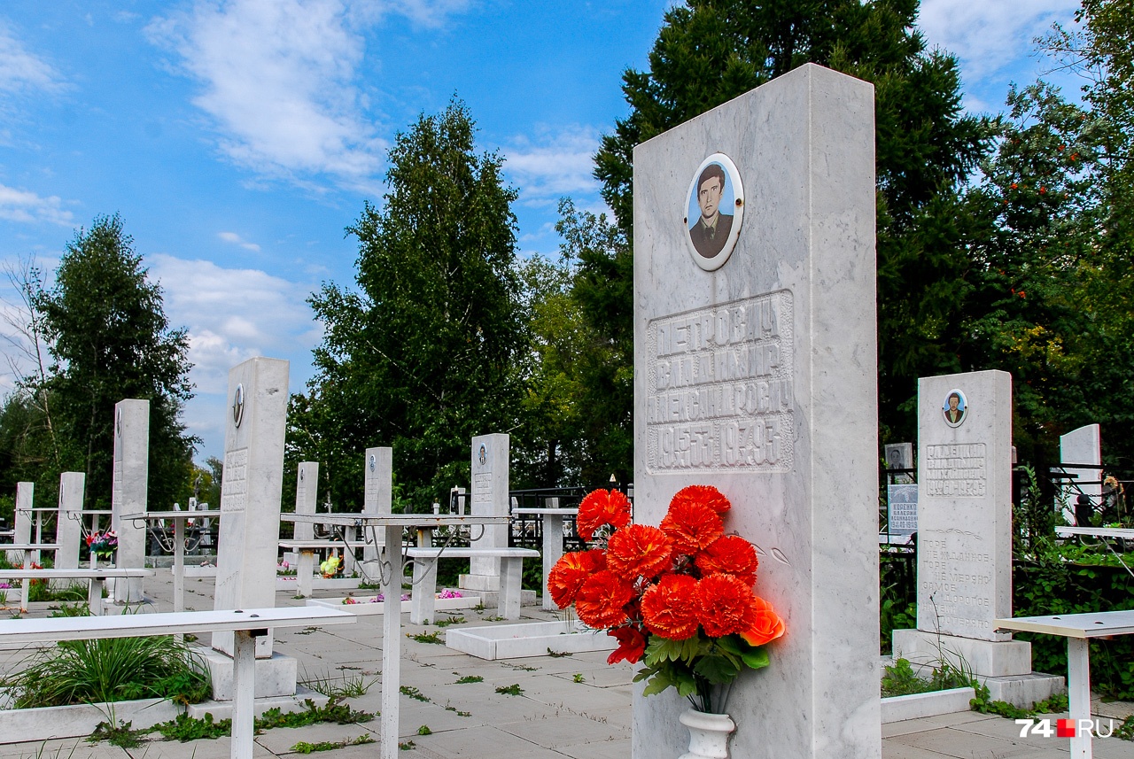 В 1993–1994 году в шахте «Центральная» погибли 28 человек. Их могилы оформлены в едином стиле В 1993–1994 году в шахте «Центральная» погибли 28 человек. Их могилы оформлены в едином стиле