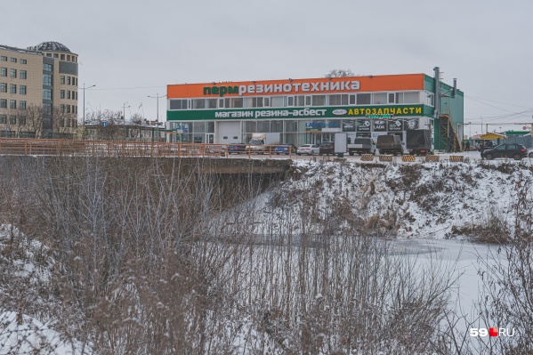 В этом месте очень крутой склон реки, а берег не оградили блоками. Ограждения появились только на следующий день после происшествия В этом месте очень крутой склон реки, а берег не оградили блоками. Ограждения появились только на следующий день после происшествия
