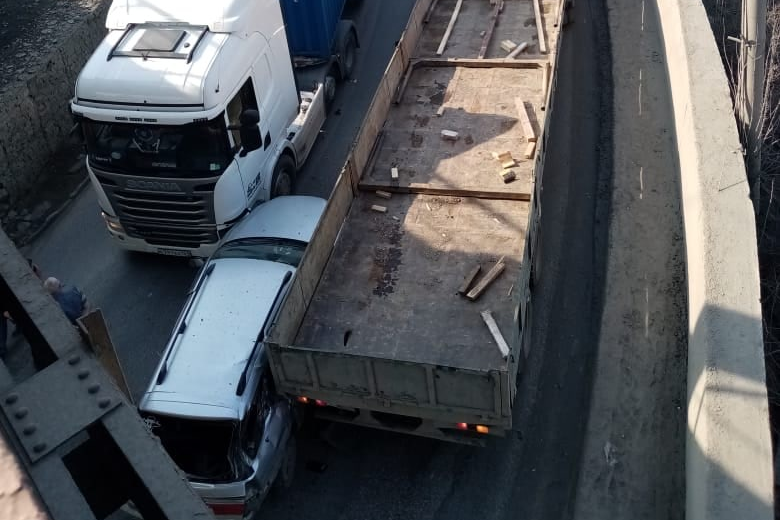 Автомобили заблокировали движение в оба направления Автомобили заблокировали движение в оба направления