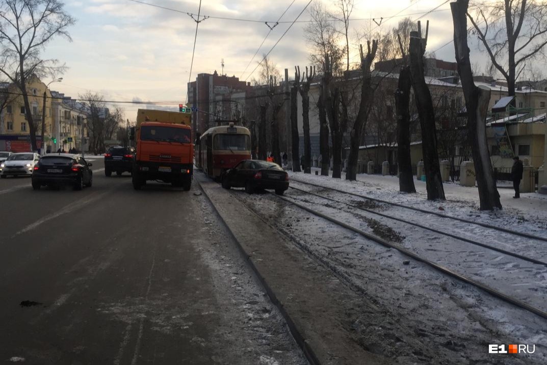 К сожалению, мужчина с ребенком находились на трамвайных путях, а не на тротуаре, который расположен рядом. Этот факт также будет учтен во время следствия К сожалению, мужчина с ребенком находились на трамвайных путях, а не на тротуаре, который расположен рядом. Этот факт также будет учтен во время следствия 