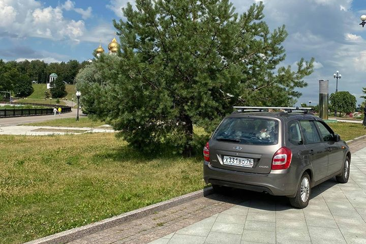Но водителя этой машины не смутили знаки пешеходной зоны 13 июля Но водителя этой машины не смутили знаки пешеходной зоны 13 июля