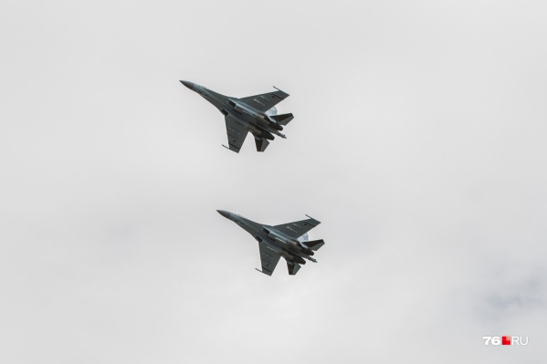 Военные самолёты пролетели над Ярославлем Военные самолёты пролетели над Ярославлем