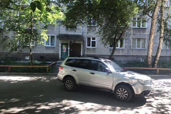 Автомобиль стоит поперёк дороги уже два дня Автомобиль стоит поперёк дороги уже два дня