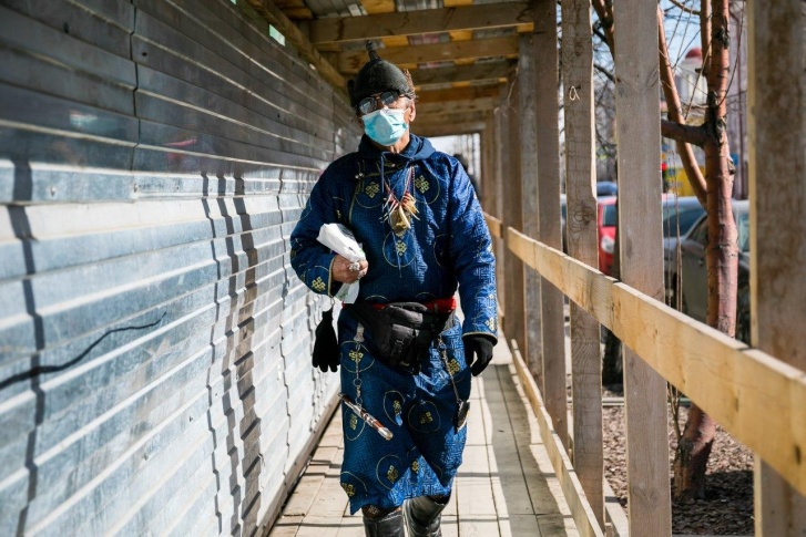 Многие носят защитные маски, чтобы защититься от коронавируса