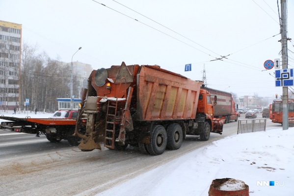 Зимой с улиц Нижнего Новгорода вывозят тонны снега вперемешку с песком Зимой с улиц Нижнего Новгорода вывозят тонны снега вперемешку с песком