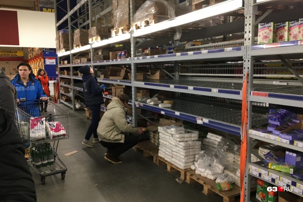 Самарцы скупают продукты с большим сроком годности Самарцы скупают продукты с большим сроком годности