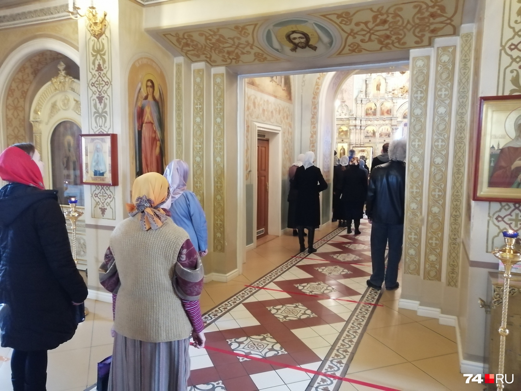 Одни прихожане соблюдают дистанцию, другие — нет Одни прихожане соблюдают дистанцию, другие — нет