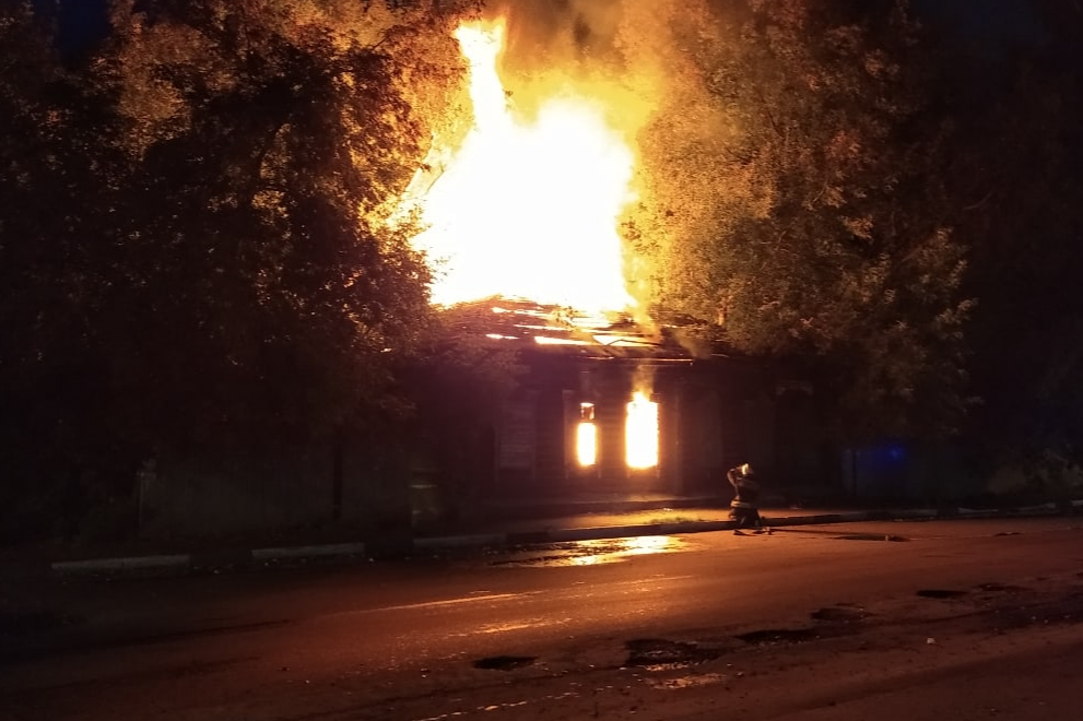 «Так дешевле»: в Ярославле сгорел старый дом на лакомом участке