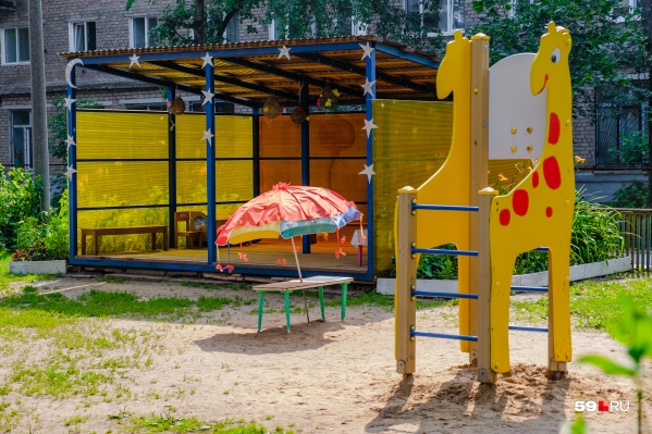 В детских садах сейчас работают только дежурные группы, а чтобы попасть в них нужна справка от педиатра В детских садах сейчас работают только дежурные группы, а чтобы попасть в них нужна справка от педиатра