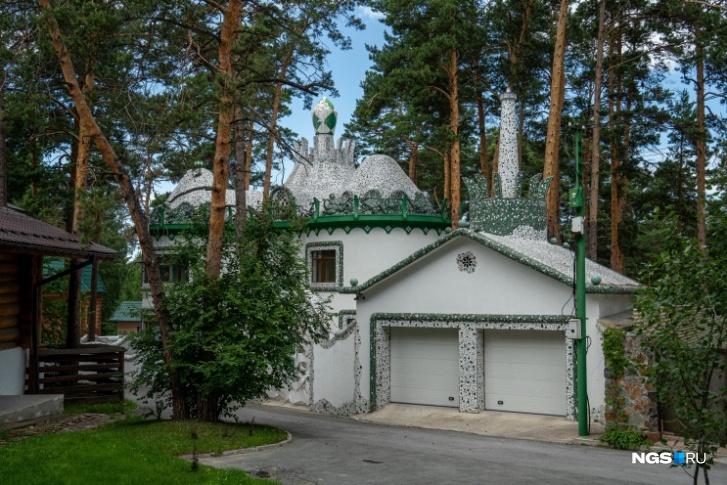 Необычная мозаика и причудливые башенки привлекают внимание к сибирскому особняку в стиле Гауди <br>