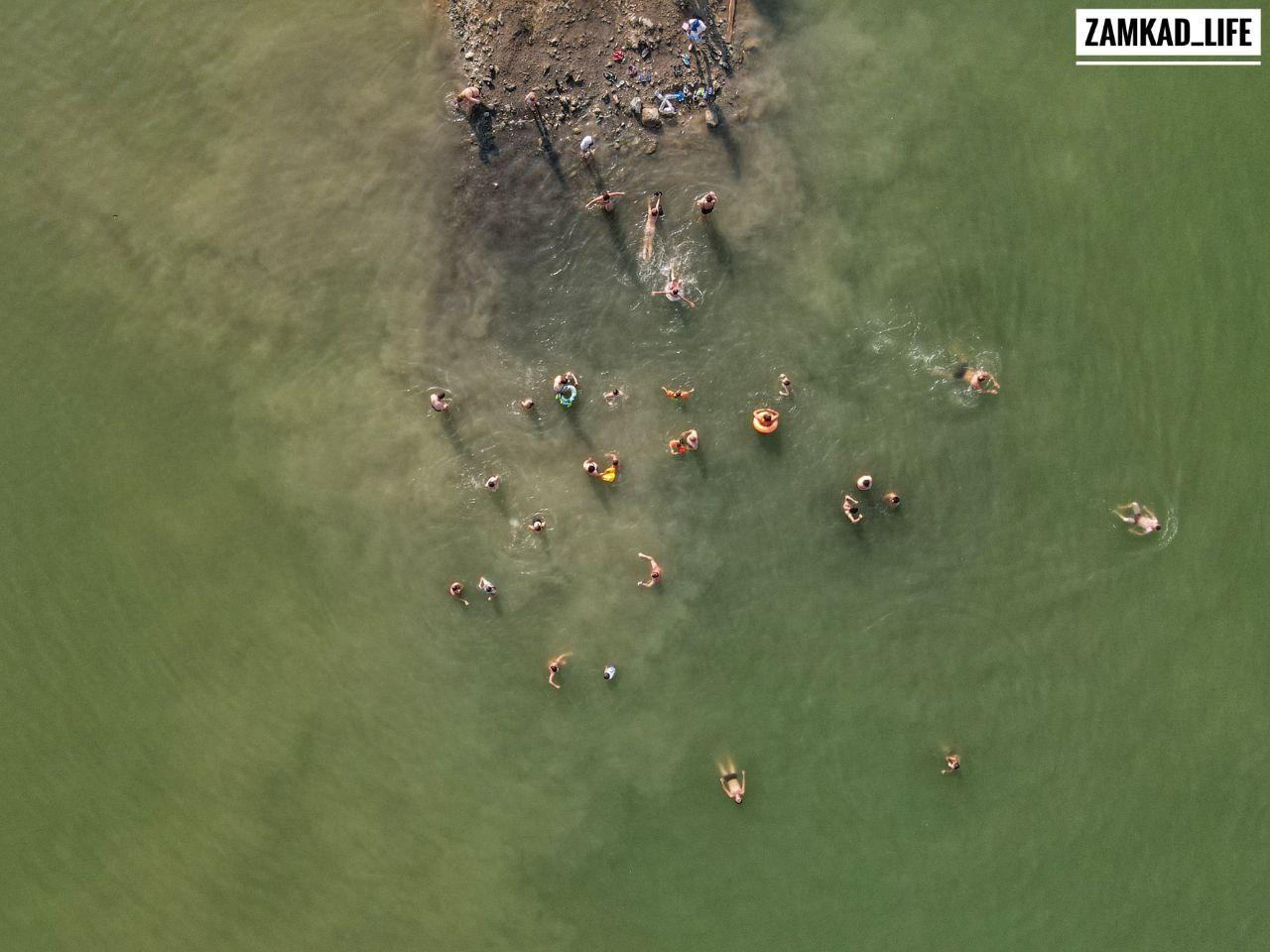 Вода в карьере прозрачная, видно, как дно постепенно понижается Вода в карьере прозрачная, видно, как дно постепенно понижается