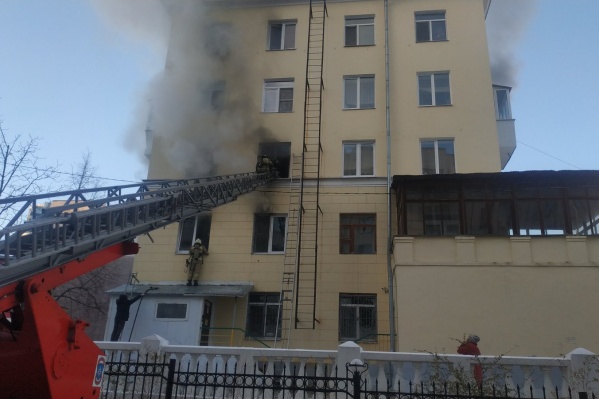 Пламя разгорелось в квартире на втором этаже Пламя разгорелось в квартире на втором этаже