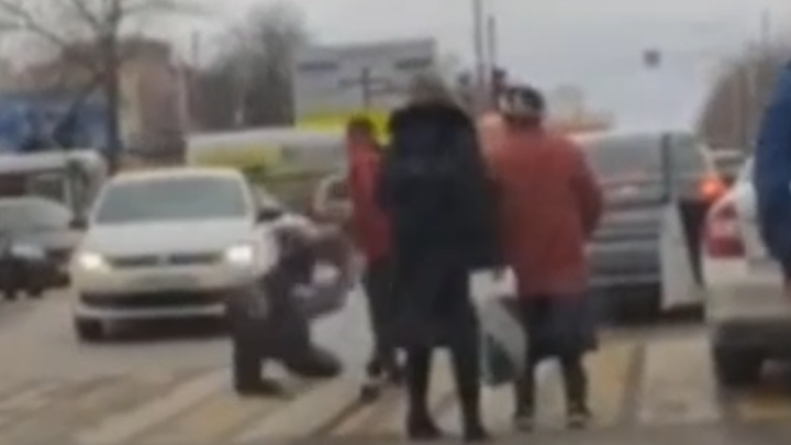 В Ростове водитель не пропустил пешехода на зебре, а затем избил его