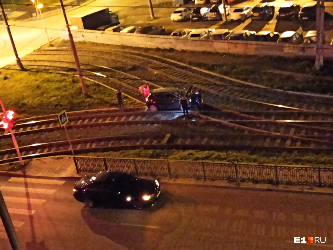 «Перекресток снова собирает своих жертв»: в Екатеринбурге на трамвайные пути вылетела иномарка