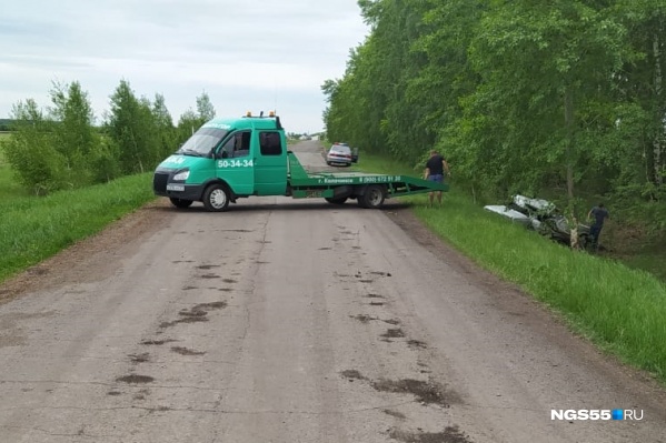 Покорёженный автомобиль доставали из кювета при помощи эвакуатора Покорёженный автомобиль доставали из кювета при помощи эвакуатора