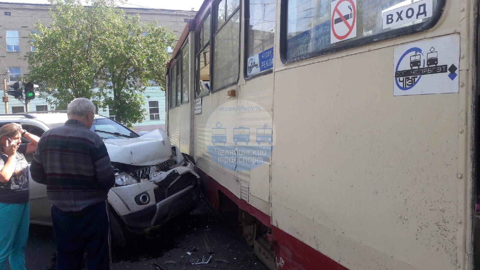 В Челябинске иномарка протаранила трамвай. Троих увезли в больницу