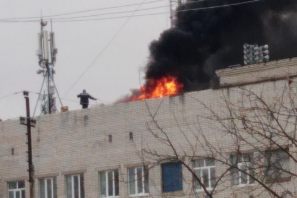 Столб дыма и открытый огонь видно издалека. Столб дыма и открытый огонь видно издалека. 