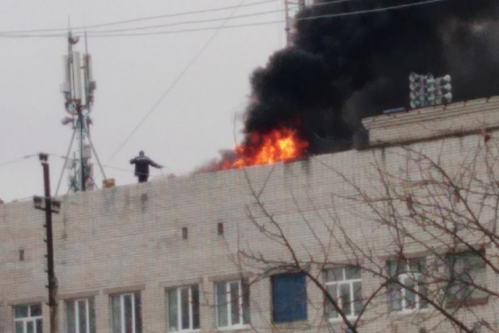 Столб дыма и открытый огонь видно издалека. Столб дыма и открытый огонь видно издалека.