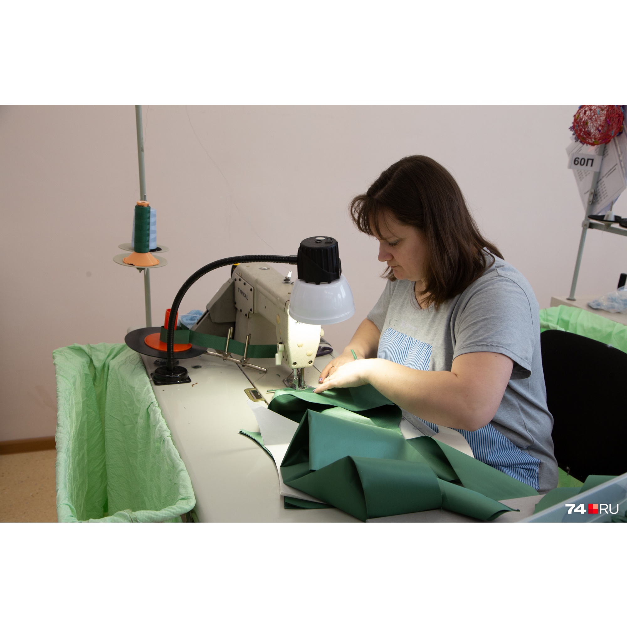 На этом фото работница сшивает детали противочумного костюма На этом фото работница сшивает детали противочумного костюма