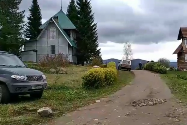 Силовики приехали к виссарионовцам на УАЗах и «Нивах» без опознавательных знаков Силовики приехали к виссарионовцам на УАЗах и «Нивах» без опознавательных знаков