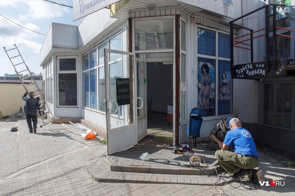 Разбирать павильон начали с 8 утра Разбирать павильон начали с 8 утра