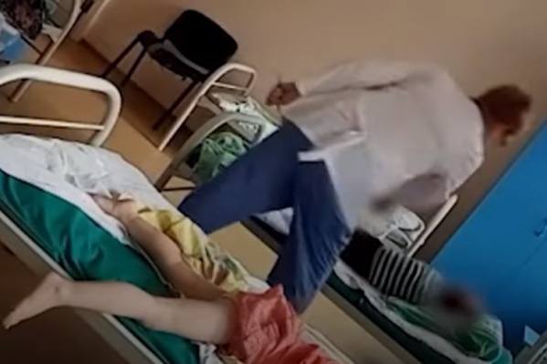 Об инциденте стало известно благодаря пациентке, которая сняла жестокое обращение с ребенком на видео Об инциденте стало известно благодаря пациентке, которая сняла жестокое обращение с ребенком на видео