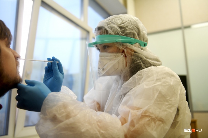 В Свердловской области за сутки подтвердили почти две тысячи новых случаев коронавируса