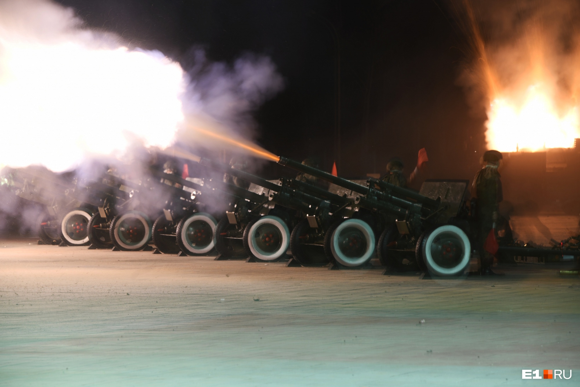 Залпы из артиллерийских орудий и фейерверк: лучшие кадры салюта в честь Дня Победы в Екатеринбурге