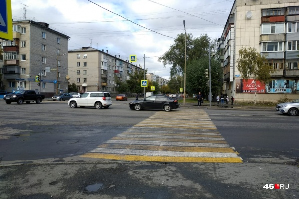 В Кургане произошло масштабное отключение света из-за аварии. Светофоры на нескольких перекрестках не работают В Кургане произошло масштабное отключение света из-за аварии. Светофоры на нескольких перекрестках не работают 