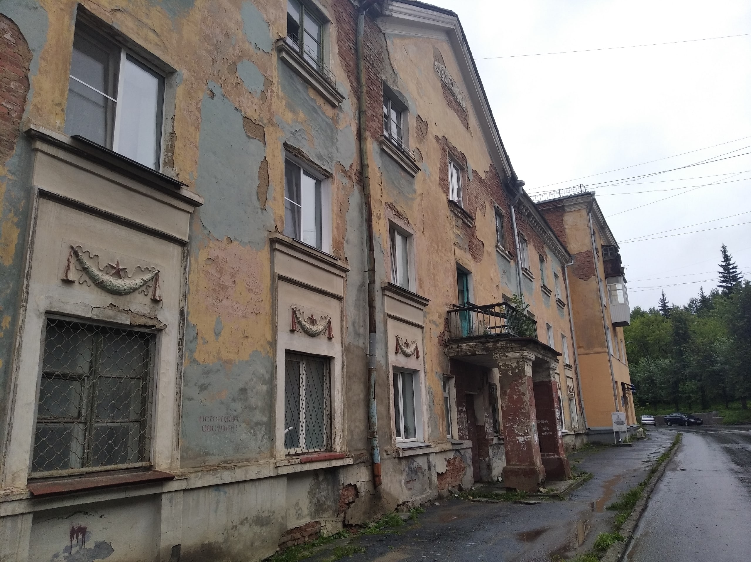 «Провисла балка на крыше»: в Челябинской области на ребёнка в ванной обрушился потолок