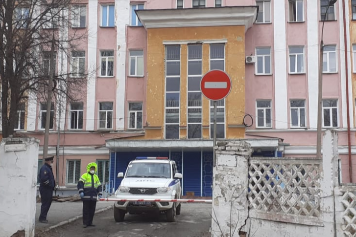 Больница на Бушуева сейчас оцеплена, туда никого не пускают Больница на Бушуева сейчас оцеплена, туда никого не пускают