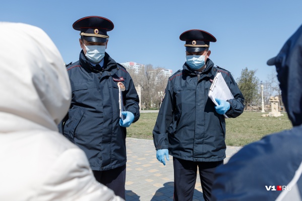 В регионе действует режим обязательной самоизоляции, и за выход на улицу без веской причины южноуральцам грозят штрафы В регионе действует режим обязательной самоизоляции, и за выход на улицу без веской причины южноуральцам грозят штрафы