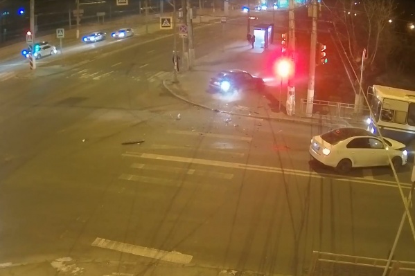 От удара легковушка вылетела на Первую Продольную и врезалась в троллейбус От удара легковушка вылетела на Первую Продольную и врезалась в троллейбус