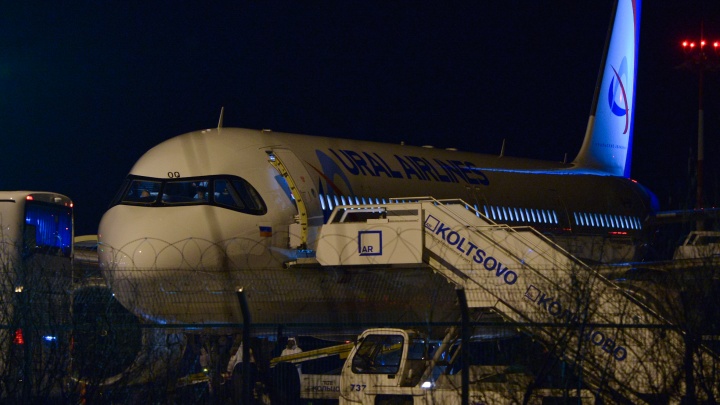 Самолёт «Уральских авиалиний» привёз из Индии в Екатеринбург туристов и тибетских монахов