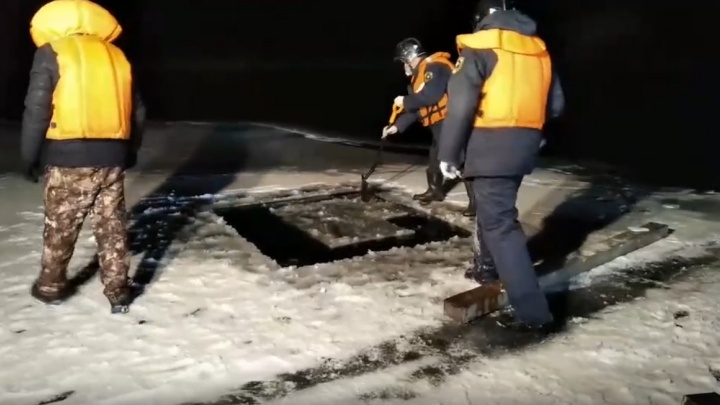 На Оке под Выксой под лед провалился автомобиль с двумя людьми